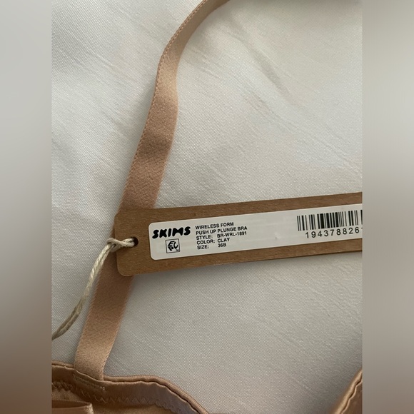 Skims wireless form push-up plunge bra - Picture 3 of 9